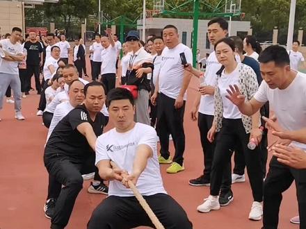 拔河绝招:一方岿然不动。等另一方干滋拉使劲几秒后,突然发力,一举搞定。