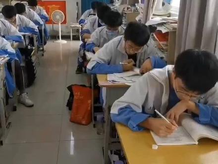 高三最后一次听力模拟测试播放了一首《纪念》同学们从疑惑到惊喜再到感动##高考加油
希望你们永远记得这一刻,记得老师对你们的期盼和祝福#愿所有考生圆梦今夏