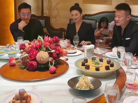 吃完午饭,两点开始直播,欢迎两位男神来我的直播间@姜先生 @演员凌锋