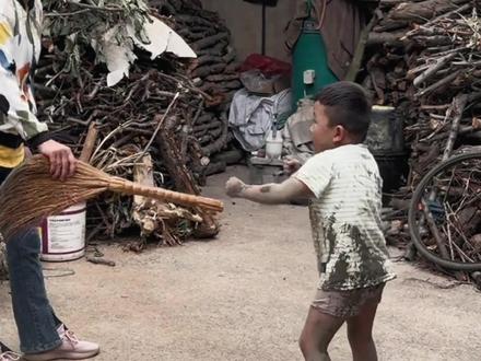 菲律宾竟把黄岩岛圈进演习区?解放军硬核亮剑。(抖音独家) #轰6K #军事科普 #春节世界观察 #新年屯点专业货 #全球创作者计划