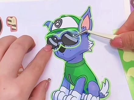 汪队贴纸太香了!
左边是我们的队长莱德,右边是超酷的维修犬灰灰。
先贴好莱德的红马甲和蓝裤子,再给灰灰戴上墨镜、穿上维修服,最后摆上小工具和路障,氛围感直接拉满!#新奇特玩具 #晒出你的童年玩具 #亲子互动 #宝宝专注力培养#真实生活分享计划