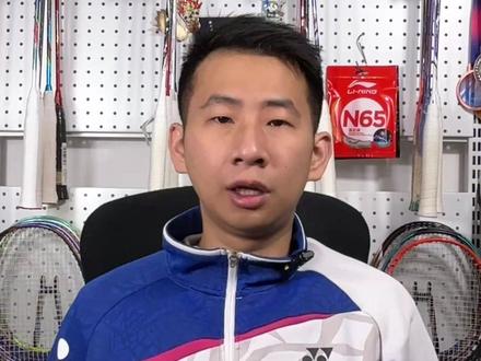 天斧99宝石蓝,最好上手的99,但不推荐购买 现在好打的拍子更多,不必要纠结过去的球拍啦,实用价值不高,不推荐买,情怀党,有特殊纪念意义除外#羽毛球 #天斧99 #羽毛球拍 #尤尼克斯 #球拍测评