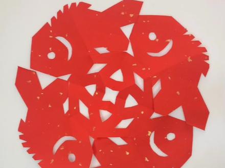 同向旋转的剪纸,行话叫“顺行团花”,这里奉上“四折顺行团花&年年有余”折画剪全教程#剪纸 #海豚知道 #江小鱼剪纸