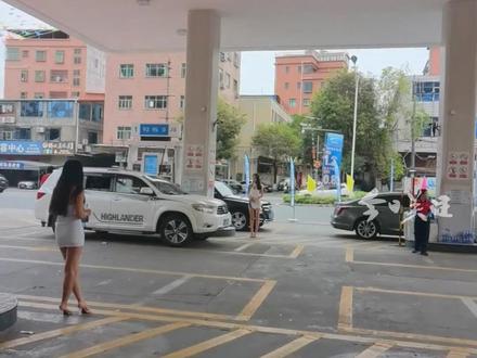 近日,网传东莞市樟木头镇一加油站开业期间聘请“美女油模”进行低俗营销,引发网友讨论。记者现场调查核实得知,该视频内容存在一定误解,不过相关部门也对加油站开展了法律法规宣贯,要求其规范经营、坚守公序良俗。(广东台记者 王凯 )#媒体精选计划 #记者在现场