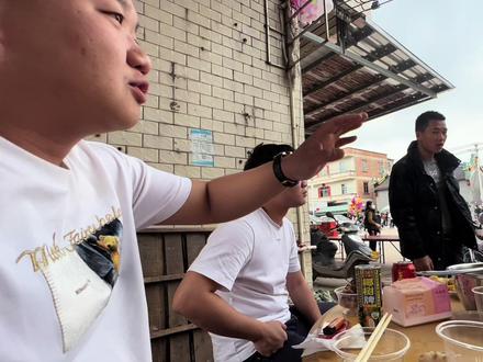 提上一箱饮料,去探索广东湛江文车年例酒席,遇大老板家,还有超有名的舞狮团队
#过年 #年例 #广东 #湛江 #新年 #乡村守护人 #舞狮