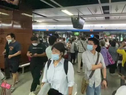 突发!受信号设备故障影响,广州地铁2号线从江泰路到广州南站双向的列车延误约20分钟