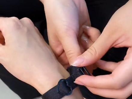 快让你男朋友把手上小皮筋扔了吧,那个已经过时了 #肩带手环 才是宣示主权最diao的方法!#防绿茶 #情侣 #异地恋