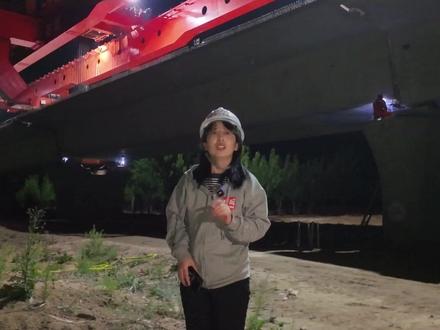 雄商高铁河北段架梁施工全部完成!921孔箱梁由清河制梁场承制!
出镜记者:高书敬 现在是4月27日的晚上11:08,我身后是雄商高铁枣清特大桥545、546号桥墩的施工现场,中铁二十局的建设者正在进行雄商高铁站前七标项目第921孔箱梁架设。这个数字意味着从清河制梁场发出的高铁箱梁,已在这片华北平原上构筑起钢铁通途。
随着最后一榀简支箱梁精准落位于枣清特大桥,这标志着雄商高铁河北段架梁施工全部完成。雄商高铁是我国高速铁路网“八纵八横”之京港(台)通道的重要组成部分,正线全长552公里,设计时速350公里。建成通车后,将协同打造中国高速铁路网南北向通道的整体格局,助力沿线地区经济协同发展。
记者 裴海潮 高书敬 通讯员 王陕豫 王朋