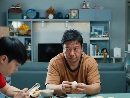 中年人的遗憾与和解,一场和18岁自己的灵魂互换。 #电影奇遇 #深度解析 #抖音精选 #奇幻喜剧 #穿越