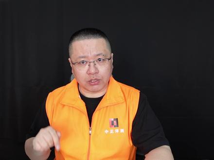 中正评测:6999元,小新Pro14GT,U5-225H 机器本身各种表现都没缺点。
质感、做工在线。
屏好。
键盘、触摸板不错。
4个USB口,好屏。
机身内2个硬盘位,其中2242是预装的主盘,还留有一个2280的硬盘位给用户自己加装,很好评。
性能没问题。
待机时间也不错,在我同样方法实测的机器中,排第五名。
综合以上,算是个很不错的机器了。
其他。
机器调校的有点过于激进了。
16吋,就像是成年人,抱起100斤没问题。
这是14吋,就像是10岁孩子,抱起100斤,就不合理了。
导致了,C面温度略高,风噪声略大。
当然只是“略”,没到让人明显不适,甚至一些机器会让我愤怒的程度。
重量,1400克,如果能再轻100克,会更好。
好了,机器本身没毛病,作为联想、作为小新,必然是年度重要机型。
问题是,价格。
6999原价,国补后5600,个人认为太贵。
小新面对的学生党,和相对性价比的用户群体,害怕买小品牌,想用多点钱,买个大品牌的心理。
赚高溢价,可以用yoga系列,小新就该便宜一点。
机器贵了。
不过确实今年各家的机器,都是各种贵,没辙。