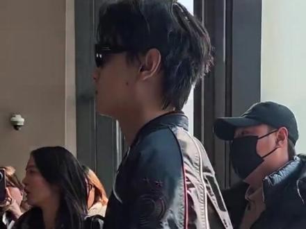 #田栩宁 F1线下活动,188 大帅哥在人群里真的好显眼,走起路来大步流星,气场全开~ #田栩宁f1线下活动