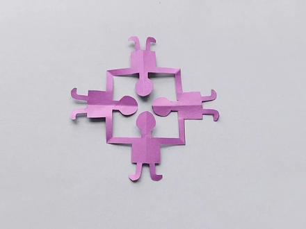 四位好朋友手拉手围成圈的手工折纸教程,只要简单几个步骤