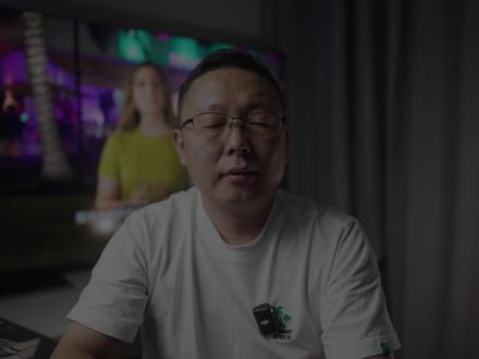 iPhone17系列手机,信号变好了吗? iPhone 17的信号真的变好了吗?答案是肯定的,而且苹果的升级策略非常聪明。本期视频将为您深度解析其全新的“双芯片”方案:
超薄的iPhone Air机型首次搭载苹果自研的C1X 5G基带,其核心优势在于卓越的功耗控制和弱信号下的稳定性,显著提升了日常使用的电池续航。而iPhone 17及Pro系列则继续使用高通顶级的Snapdragon X80芯片,确保了最高的峰值下载速度和对美国至关重要的毫米波(mmWave)频段的全面支持。
更大的飞跃在于全系列标配的Wi-Fi 7!我们将为您揭示其革命性的MLO(多链路操作)技术,如何利用开放的6GHz频段,带来接近有线的超低延迟和翻倍的无线速度,为游戏、AR及生态互联体验铺平道路。无论您是追求续航还是极致性能,iPhone 17都在连接体验上带来了质的提升。#iPhone #iPhone17 #苹果 #手机 #iphone17promax