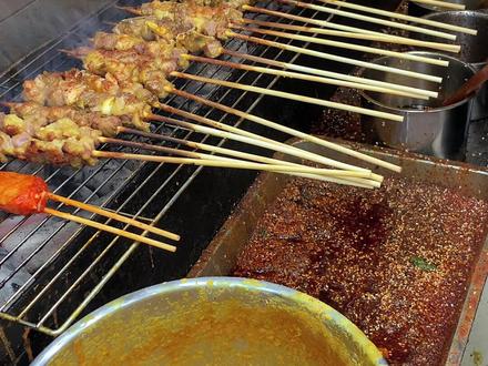 新疆羊肉串为什么要挂糊!为了展示羊肉是新鲜的,是从羊身上现切下来的,所以就不能腌制,又要为了使羊肉串快速的入味,追求更好的味道和口感,挂糊就是最好的办法。