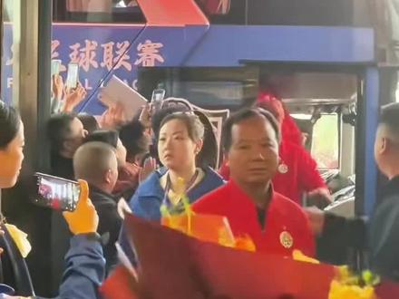 湘超冠军永州队抵达祁阳
球迷见面会快来偶遇!#永州湘超 #永州祁阳 #现场直击 #湘超 #足球
