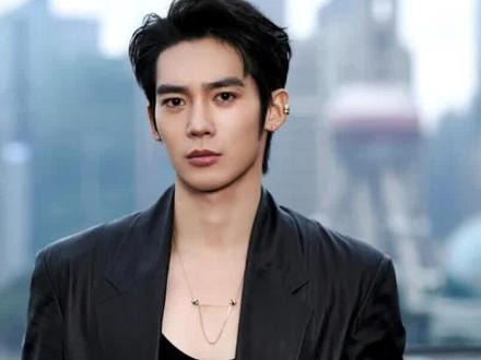 于适策马举国旗杀疯了!别人演少年郎,于适直接活成少年郎本人!