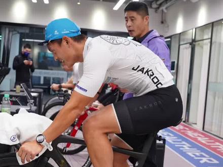 🚴冬训不打烊|骑行台安装教程,手把手教学! 今天来到北京三元桥的动境,第一次感受线上团队骑行的乐趣!也很感慨现在的骑行台,能够把真实的户外骑行感受模拟出来👍冬训不打烊,跟上乔智一起室内骑行变强!
00:32 第一步:安装飞轮与筒轴垫块
00:55 第二步:打开稳定支架
01:11 第三步:拆后轮
01:50 第四步:刹车卡钳垫片
02:07 第五步:车与骑行台安装
02:38 第六步:骑行台测试骑
03:09 第七步:连接骑行app
03:54 骑行后的感受
#公路车 #室内骑行 #骑行台 #骑行台训练 #迈金t600骑行台