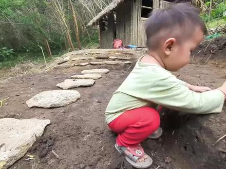 阿飞回来了,和越南老婆翠花一起建造新家,阿飞儿子这么小也能干活了#越南生活 #越南乡村生活