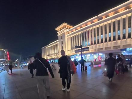从徐州火车站出发啦,去宁波啦,好喜欢徐州,我还会回来的, 有没有发现导盲犬和盲杖的区别,拿着盲杖我要自己判断,一路道歉不断,不小心会敲到人,带导盲犬只要经常带她见世面车站特别是去过一次的车站 就和它日常找的垃圾桶,座位,门,是一样的,不过也有个体差异,毕竟它们首要任务是避障,自主意识很强,想让所有人都听它的,不能接受找到的门,这个门和那个门有什么不一样,可我还是觉得导盲犬好用说下班就能带我回家#深夜的火车站 #导盲犬 #拉布拉多
