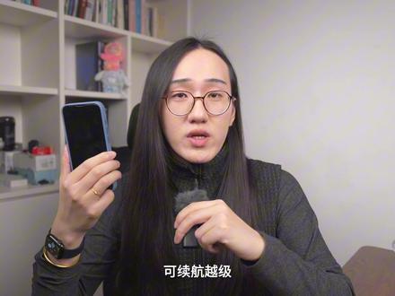 iPhone 16e 使用报告:因为弱,所以强
仅看外观,全是老朋友,熟悉的 6.1 英寸屏幕,类 XR 单摄像头,12 的身体,14 的边框——这就是 Tim Apple 的大师手法。
没有超宽频芯片(UWB)、不支持 Magsafe 的无线慢充、60hz 松弛感刷新率,可续航越级、芯片基本同步、终端售价友好、颜值极简,这样一个 16e,你觉得怎么样呢?
#苹果手机 #iPhone16e #iOS #数码测评 #iPhone