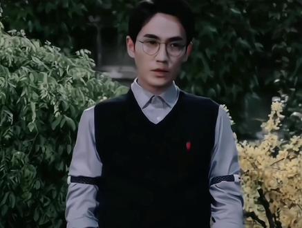 通过巍巍我才知道有袖箍这种东西~不得不说巍巍真的太精致了
#朱一龙沈巍