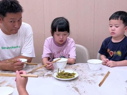 老二现在是越来越精了。#姐弟日常 #人精