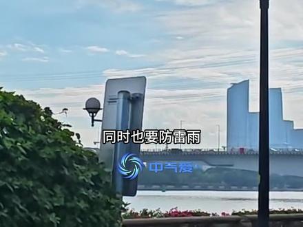 广东防暑紧急提醒,广州市区40度直逼印度 广州市区局部40度,酷热程度直逼印度,所有广东人一定要注意防暑降温啊,5月28号,广东又热出新高度了,珠三角大部分地区的气温都突破35度,其中广州市区普遍超过37度,越秀区的自动站更是录得超过40度的温度,再搭配不低的相对湿度,这种酷热的感觉已经不输印度了,29号广东普遍还要再热一天。#广州高温 #热 #极端高温 #广东天气 #天气 @中国气象爱好者 @中气爱怎么说 @科普航