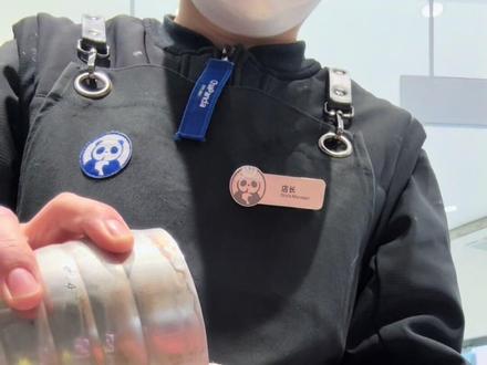 在茶百道摇的第二十八杯奶茶💪
#茶百道 #草莓夹心奶麻薯 #饮品制作 ##vlog日常 #vlog十亿流量扶持计划