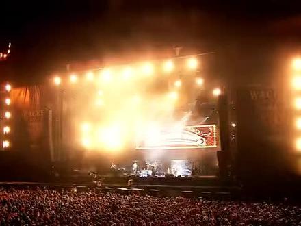 夜愿乐队Nightwish《I Want My Tears Back》
成立于1996年的芬兰交响力量金属团夜愿,是芬兰的国宝音乐家,北欧的淳厚的古典积淀和重金属的浓烈氛围,造就了Nightwish的天籁之音。1996年创作了三首歌曲并于当年12月录制了出来。最初只有三人Tuomas,Tarja和Emppu。后来鼓手Jukka也加入了进来。Emppu将原来的箱琴换成了电琴,Nightwish又创作了些新歌。1997年4月,与Spinefarm签订了两张专辑的合约.其中Carpenter这首歌登上了芬兰单曲榜的第8位。11月乐队首张专辑Angels FallFirst正式发行。1998年12月7日,乐队最成功专辑Oceanborn发布了
1999年春天,Oceanborn在海外成功发行开始参加大型音乐节并进行欧洲巡演了。2005年10月塔雅·图伦尼被开除后,Anette接任,并且增加了贝斯手马可·希耶塔拉的声部。
夜愿的音乐结合了力量金属与交响金属。他们音乐被描述为“夸大、交响式、如电影般的,由键盘与弦乐创造出哥德氛围”。是复杂以及多层次的。他们的音乐是史诗般的、戏剧性的与歌剧式的。