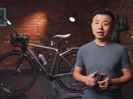 单车旅行 ,运动相机最佳配件 下周出发日本大阪-京都樱花骑行之旅,5-6天单人单车,每天60-80公里,轻装挑战山路与美景!这次用Insta360 Ace Pro 2和X4全景相机,教你如何用最省事的配件拍出电影感骑行画面!
📸 5大筛选原则:
1️⃣ 视角全面:拒绝单调,多角度捕捉速度感!
2️⃣ 轻量精简:行李极致压缩,多100克都不行!
3️⃣ 快拆快装:省时间=看更多风景!
4️⃣ 佩戴舒适:爬山不闷汗,骑行更自由!
5️⃣ 性价比高:大牌正品+原创DIY,尊重每一分创意!
🔥 必看干货:
✔️ 第一视角神器:挂脖倒装>胸带!低角度融合车把与远景,画面超有速度感!
✔️ 自拍杆玄机:70cm隐形杆+蟹钳固定,安全又稳当!车首包顶住,告别垂头!
✔️ 全景机位DIY:扎带魔术扣+车座夹,零负重打造“低空无人机”视角!
✔️ ND镜隐藏技巧:1/60秒快门让画面秒变速滑,骑行流畅度翻倍!
✔️ 3D打印黑科技:Garmin转GoPro、遥控器背板…几克重量解锁新视角!
⚠️ 避坑提醒:
❌ 头盔顶相机?压眼镜+画面晃到吐!
❌ 车架乱夹蟹钳?小心夹瘪管壁!
✅ 安全第一!双人并行在日本违规,自拍杆别当“刺刀”!
🎥 更多实测:超宽视野+高强度防抖、咬住相机羞耻自拍(记得包住牙齿😂)、车尾“行为记录仪”妙用…
👉 我正在京都山区边骑边拍!你的创意视角是什么?评论区等你灵感!
📢 参与Insta360影石3/25影像大赛,秀出你的改装神器
🌐 我是大马猫本,专注骑行与摄影!订阅【彩蜂摄影生活杂志】,解锁更多硬核攻略!#运动相机 #骑行随拍 #全景相机 #insta360影石