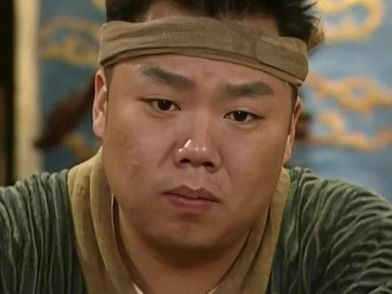 #武林外传 《武林外传》姜超所塑造的“李大嘴”是个胖子厨师,膘肥体壮,幽默搞笑。为了和沙溢饰演的“神偷白展堂”形成对比,姜超不得不提前拼命增肥,经过短时间的胡吃海喝后成功增重30斤。#李大嘴 #姜超