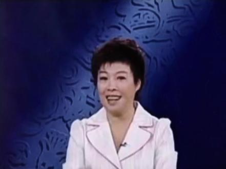 她曾被捧上神坛,也曾被全网群嘲。学术圈笑她不通典故、错漏百出,但在中国出版史上,是她第一次让2500年前的孔夫子,走进了菜市场大妈、出租车司机和万千普通工人的客厅。剥去所有的偏见与争议,她其实只做对了一件事——在那个时代,替无数疲惫的普通人,在古籍里找回了心灵的偏方。
#于丹 #论语心得 #百家讲坛 #人生感悟 #睡前读书