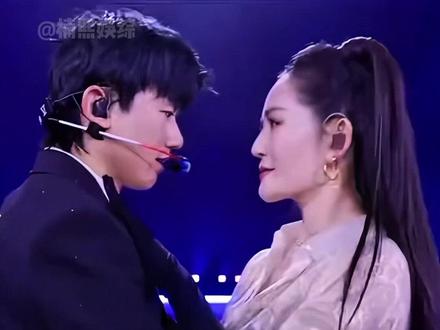 跨年舞台还是得看真情侣呀,张杰谢娜同框炫舞,黄子韬徐艺洋上演头纱吻,李川锤娜丽莎求婚成功#张杰谢娜 #李川锤娜丽莎 #湖南卫视跨年演唱会 #娱乐评论大赏 #内容启发搜索