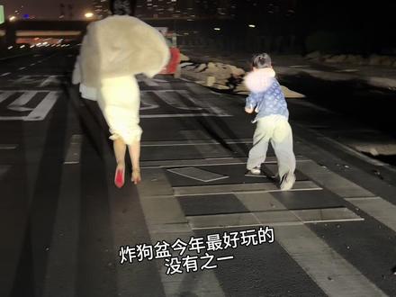 我请问呢?漂亮的放烟花图都是怎么拍的,为啥我被崩的到处跑。#放飞自我系列 #花絮比正片精彩系列 #搞笑 #等等我先摆好造型 #要出片的中国女人