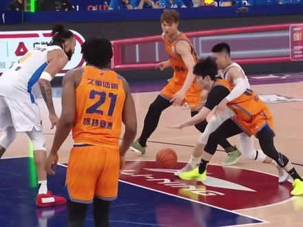 上海男篮vs北汽男篮 案例解析 CBA半决赛上海男篮vs北汽男篮G1打响!两名外籍裁判空降鸣哨!今天的比赛中又有哪些我发现的争议案例呢?偰李永炜造陈盈俊追尾,后者仰面摔倒;杰曼与王哲林发生对抗,该如何判罚?麦基的干扰球是否判罚正确?我带你一起来看!#cba #北京北汽男篮 #上海男篮 #麦基 #王哲林