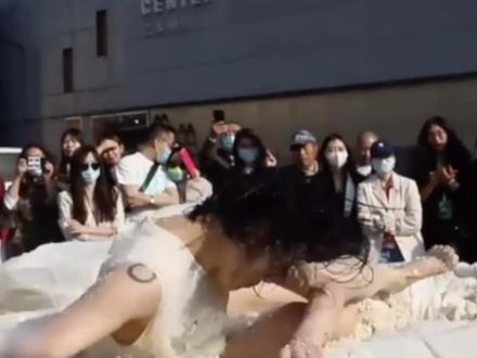 你觉得豆腐代表什么含义? #艺术在抖音 #中国当代艺术年鉴展 #艺术有毒 #陈秋林