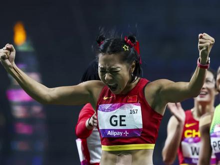 加冕#杭州亚运会 女子100米冠军,#葛曼棋 自解为何要扎#哪吒头 。#田径 @体坛新视野