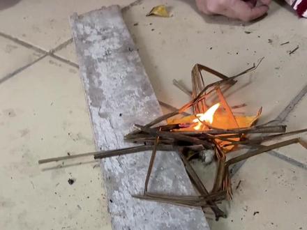 关于火折子没想到大家的关注点都在“火源怎么来的”上,看来今天这火阁主是非取不可了。#钻木取火 #火折子 #传统文化