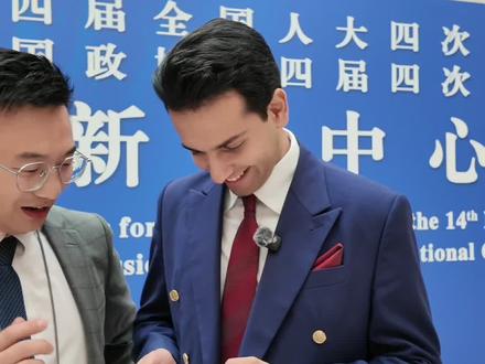 两会记者会偶遇老朋友方浩明!方浩明成为中国女婿,要结婚啦! #全球创作者计划 #2026全国两会 #网络名人赞两会 #方浩明