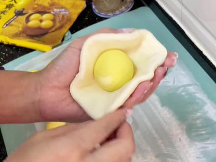 #真实生活分享官 在家做汤圆馒头想要不爆,只需要提前把汤圆缓动并扎上几个孔就可以了。这样做出来的汤圆馒头软糯香甜,大人小孩都爱吃#分享生活小技巧 #花样面食 #汤圆馒头