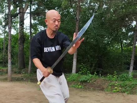 戳脚创始人具史料记载是太平军将领冯克善,山东济宁人。太平天国北伐失败后,他化名赵灿益(赵老灿),先后到深县、饶阳、蠡县等地传艺 。他以古传戳脚内容为基础,又借鉴了太极、地躺、八卦、形意等流派的内容,丰富和完善了戳脚,使其形成了一个较大的拳系。同治年间,隐居河北饶阳,将戳脚拳传于段氏兄弟。清末,王占鳌弟子徐兆熊(铁罗汉)闯关东到奉天(沈阳)授徒传艺,将戳脚拳传给了郝鸣九、杨俊峰等武术家。
当时郝鸣九时任东北大学武术课教师,于伯谦就读于东北大学,便拜其为师,学习戳脚翻子拳,得到了郝鸣九的真传 。此后,于伯谦又向胡奉三、杨俊峰学习,进一步掌握了戳脚文趟子等技艺,郝鸣九、杨俊峰、胡奉三……三人当时在武林界称之为(东北三老)武功造诣皆很深,于后三师教一徒,使得于伯谦成为近现代集戳脚和翻子拳两门拳法于一身的大师 。
于伯谦(1901—1981),本名于吉庆,辽宁复州(今瓦房店市)人,少年时期就在家乡读书习武,后考入东北大学,师从郝鸣九学习翻子拳与戳脚武艺,兼受胡奉三、杨俊峰指导传授武术技艺。
1931年九一八事变后投身抗日,任东北军少校秘书。1936年参与西安事变行动,曾参与营救爱国志士。
抗战胜利后返沈阳授徒,将戳脚翻子拳进一步发扬光大。也将戳脚翻子拳做了一系列的创编与整理。他创编“波浪翻”“滚背翻”等套路,改进“戳脚摘要”套路并被《中华大百科全书》收录。
1981年病逝于沈阳
吾师:郭锡群,系于伯谦晚年得意门生。于老晚年将一生所习倾囊相授。吾师甚是喜爱,亦倍加珍惜!年过五十便辞去一切事务。以此为业,寒暑不辍,冬练三九,夏练三伏,专心致志研习技艺。完整保留了于伯谦戳脚翻子拳以及门下器械如:戳脚枪、太师鞭、昆吾剑、昆仑刀、武侯刀、苗刀、拦刀……等武术技艺!