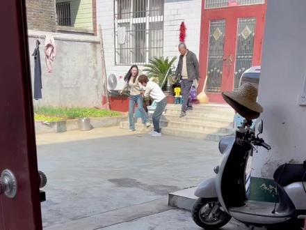 我出去上班了没想到妈妈在家把小雪的手机弄碎了#记录平凡生活