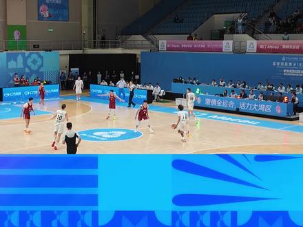 本届#全运会 U18男篮的比赛因为一个身影的出现而格外引人注目,他就是#朱正 。这位皮肤黝黑,留着爆炸头的男孩,在今年夏天的男篮世青赛上一战成名,也被球迷认作是中国男篮的希望之星。本届全运会,朱正代表上海U18男篮出战,他也在接受央视网采访时表示,来到澳门的目标就是获得冠军。#十五运会前方高能