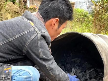 学会了这个 今年再冷都不怕了 烧烤 木炭火锅搞起哈哈……#制作木炭全过程#铁桶烧炭#我的乡村生活 #乡村守护人