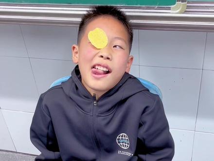 挤眉弄眼吃薯片,手忙脚乱争头筹#哈哈哈哈娱乐一下 #学生搞笑