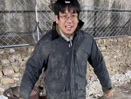 2.1骏良直播——直播回放(上) 骏良直呼被窝背影像熊猫;骏良把社交高手小杜请来和被窝玩会;白项圈爬上桌子,被窝小笨蛋还没爬上来;今日无周边,帆布包已经发货到大仓库了;三朵金花和被窝玩耍;骏良事先告知被窝,小杜这个小姐姐虽然很友好但是打人很疼,小杜对被窝不感兴趣;被窝半繁殖的阿拉斯加;小藏獒胖之夫明天体检没虫子了就会上山;哈哈哈直播突然卡顿;被窝不知道自己叫被窝,骏良说不是耳朵聋刚来不知自己姓名;告诉大家一个好消息,被窝只会上楼梯不会下楼梯,放大狗之前骏良把被窝和小杜关在一起;今日没关冬冬,小虎进院看见冬冬局势紧张;骏良把长廊两侧都安上了门很安全;大狗们发现了小院来新狗;骏良警告被窝不要出笼子,不然会后悔他们会打你的;小虎咬墩子;胖宝一出笼子,骏良立马防御状态;胖宝宝接受不了被窝,看见后立马过去吵架;骏良为寻求一丝安宁分发磨牙棒;黄黄沉浸式吃播;
#骏良 #直播 #狗狗 #骏良的狗 #萌宠出道计划