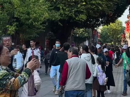 听说五一地铁免费,这下不得不去趟福州了❗️❗️❗️。五一来福州玩,地铁免费还不够,闽江之心还有灯光秀,欢迎大家来玩 !给大家整理一份地铁能到的攻略,希望大家玩得开心!
🚗 交通
福州有福州站和福州南站,如果想方便去景区,推荐坐到福州站
🚇截至目前福州的地铁线路共有五条,覆盖了大部分市区,推荐大家来福州就坐地铁!五一地铁全线免费!!!
🚶♀️ 推荐路线
DAY1:东街口 👉三坊七巷 👉古田会馆 👉上下杭
DAY2:最美转角 👉烟台山👉 中洲岛👉 闽江之心
DAY3:福建省博物院 👉华林寺👉 鼓山般若苑👉 鼓山涌泉寺 👉鼓山缆车
DAY4:西禅寺 👉马尾船政博物馆 👉长乐下沙 👉政和公园
🍜 美食
✅ 福州的鱼丸、锅边、荔枝肉是不容错过的美味,还有独具特色的福州线面也值得一试。
✅ 美食探索可以从达明路美食街和师大学生街开始,这里聚集了众多地道的福州小吃。推荐王庄阿咪、破店、老福州、醉得意、达道牛肉这些老店。
✅ 如果你不想去景区排队,也可以去商场,福州的苏宁广场、万象九宜、爱情海等都是不错的选择。
🚇 地铁 1 号线:
三坊七巷
上下杭
台江风情桥
烟台山街区
烟台山最美转角
中洲岛
鼓屏路
东街口
古田会馆
🚇 地铁 2 号线:
华林寺
鼓山般若苑
鼓山涌泉寺
🚇 地铁 4号线:
福建省博物馆
福道
西禅寺
🚇 地铁 5 号线:
帝师陈宝琛故居
闽江公园
🚇 地铁 6 号线:
营前地铁站
奎桥夜市
郑和公园
#五一小众目的地种草指南 #五一就去小城撒野吧 #五一反向旅行攻略 #福州旅游 #福州攻略