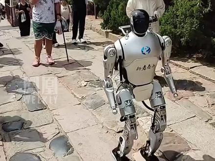 机器人爬泰山没一会儿被担架抬下去,公司回应:第一次爬要适应地形,路滑摔倒。#媒体精选计划