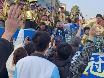 独属于永州人自己的浪漫,敞篷花车载着永州英雄们巡游#看过来 #观景台打卡 #冠军驾到