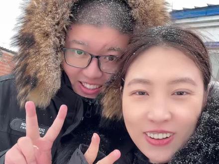 我们的第十个214情人节,赶在假期在农村老家,有白雪的浪漫,有提前准备的礼物,虽然简单,但我们的情人节没有缺席#热门 #幸福时刻 #214情人节 #情人节和春节撞个满怀 #雪中到白头